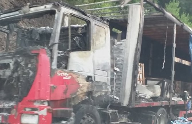Zapalio se kamion kod Slijepač mosta, roba spašena (FOTO)(VIDEO)