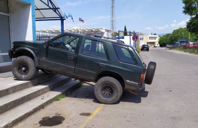  Podgorica: Džip parkiran na nesvakidašnji način