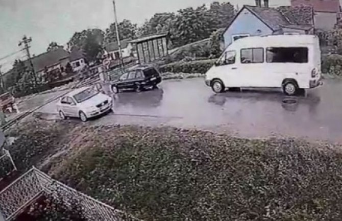 Incident na pružnom prelazu: Šutirao spuštenu rampu (VIDEO)