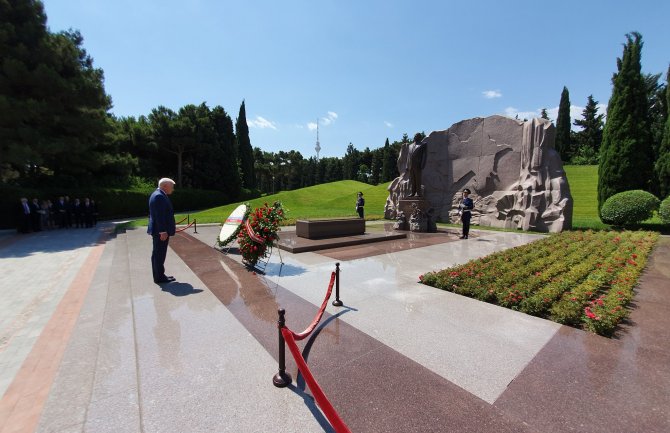 Vijenac na spomenik osnivaču modernog Azerbejdžana