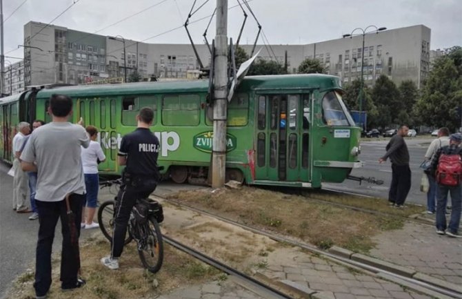 Sarajevo: Tramvaj iskočio iz šina pa udario u stub ulične rasvjete