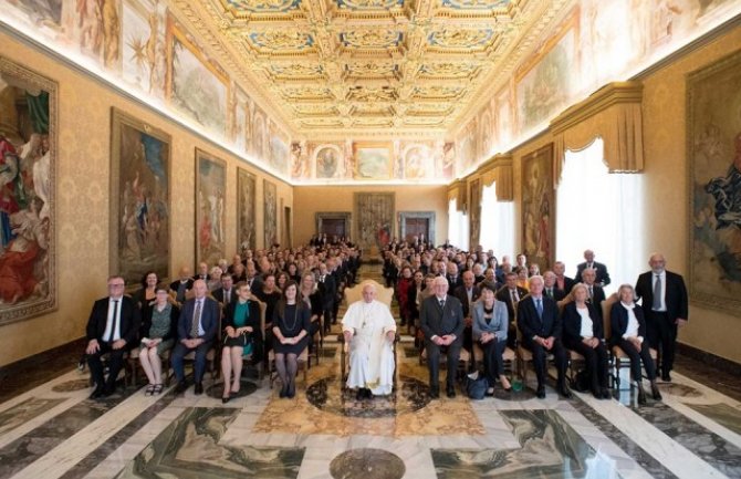 Papa: Rasipanje nekolicine bogatih, većina ćuti i trpi 