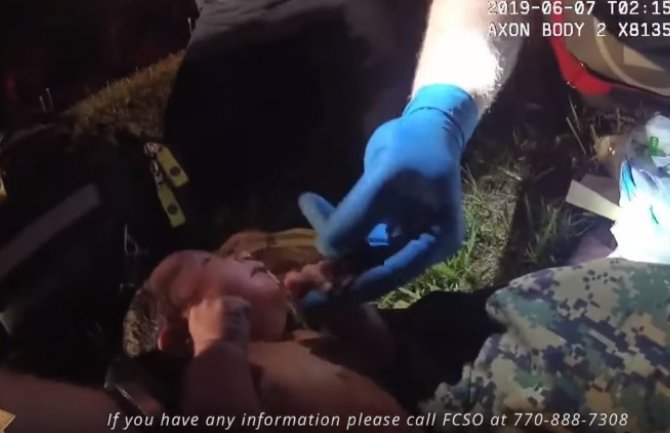 Policija pronašla novorođenu bebu živu u plastičnoj kesi u šumi(VIDEO)