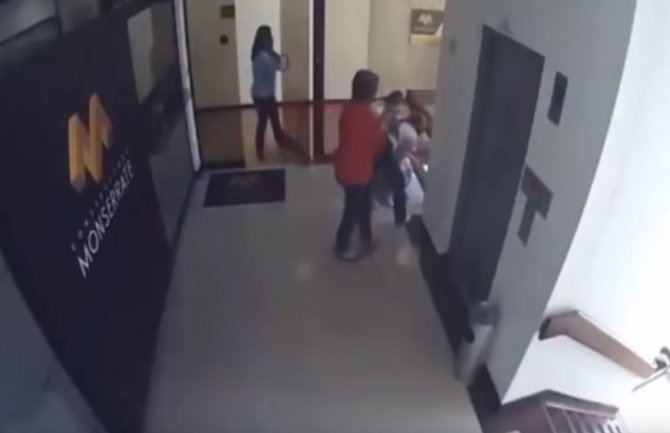 Munjevita reakcija majke spasila djetetu život (VIDEO)