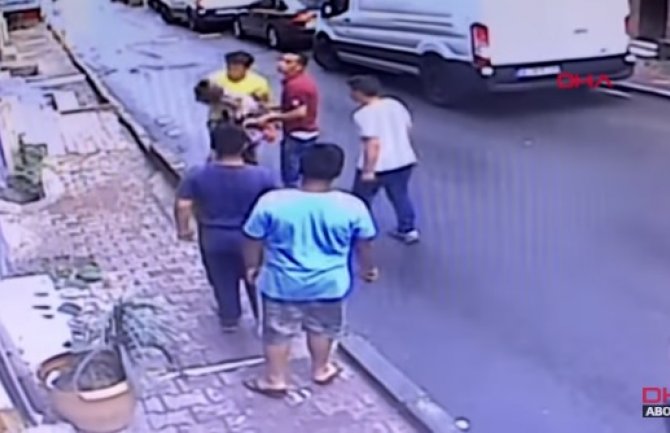 Dvogodišnja djevojčica pala sa drugog sprata, mladić uspio da je uhvati  (VIDEO)