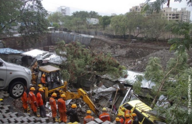 Indija: Srušio se zid visine 23 metra, 16 osoba poginulo 