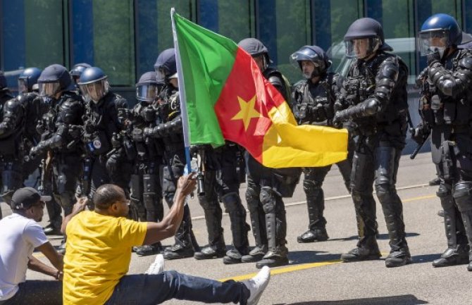 Švajcarska policija bacila suzavac da rastjera demonstrante iz Kameruna