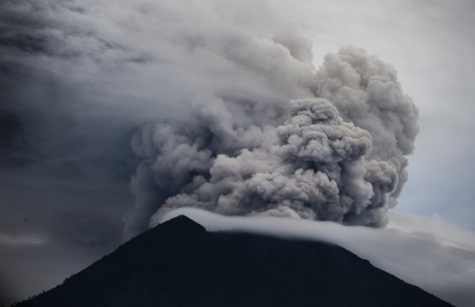 15.000 ljudi evakuisano zbog erupcije vulkana