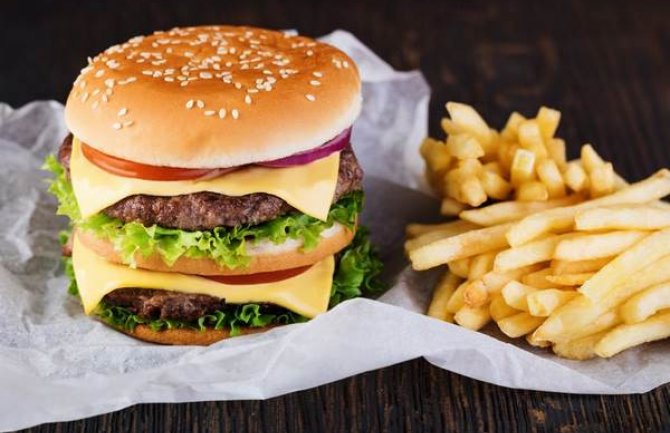 Bolje je pojesti dva hamburgera, nego hamburger i pomfrit?