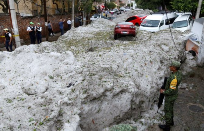 Meksiko pogodila nezapamćena oluja: Grad zakopao automobile, leda metar i po (FOTO)