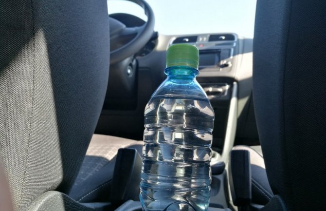 Ostavljate flašicu s vodom u autu na jakom suncu? Nakon ovoga više nećete (VIDEO)