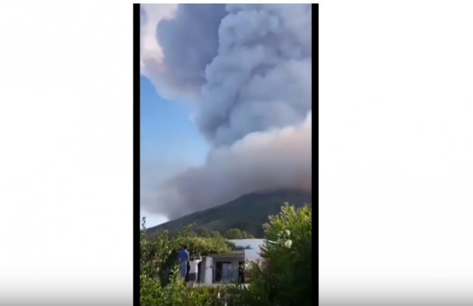 Erupcija vulkana na ostrvu Stromboli: Turisti od straha skakali u more, jedan stradao(VIDEO)