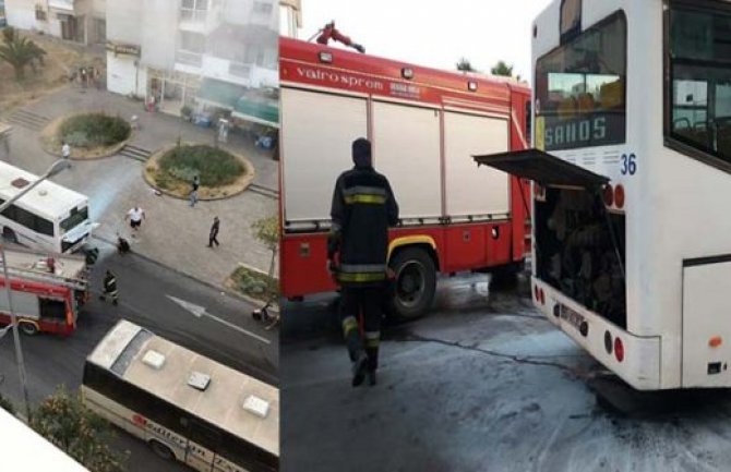 Bar: Zapalio se autobus tokom vožnje(VIDEO)