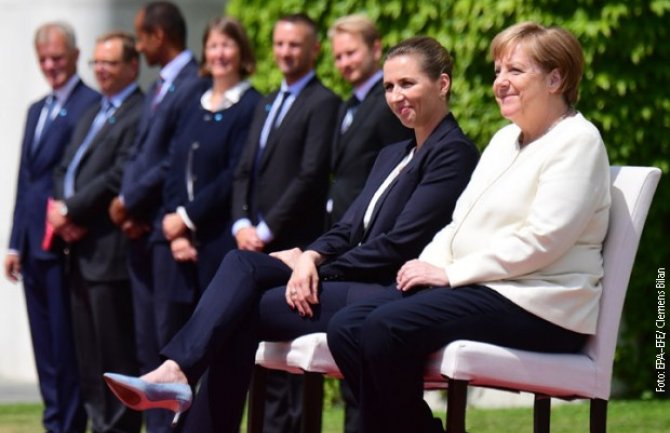 Posle trećeg napada slobosti Merkel prekršila protokol i sjedjela tokom intoniranja himni
