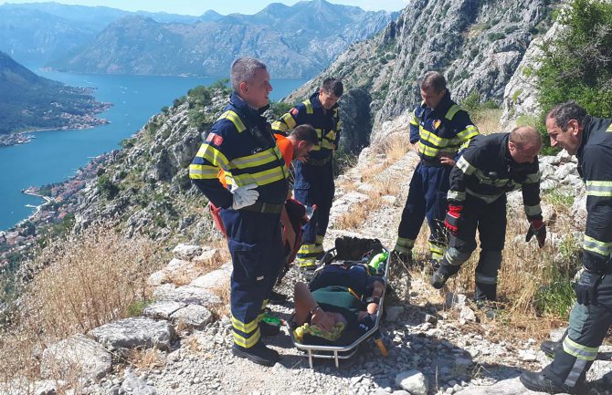 Kotorski spasioci izvukli Belgijanku koja je pala i povrijedila se na starom putu od Njeguša do Kotora