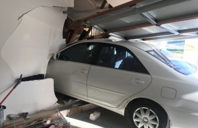 Uletio automobilom u kuću: Probio unutrašnji zid garaže, prošao kroz hodnik i zabio se u naredni zid(FOTO)