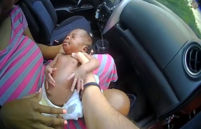 Policajac zaustavio auto zbog brze vožnje pa spasio život bebi staroj samo 12 dana(VIDEO)