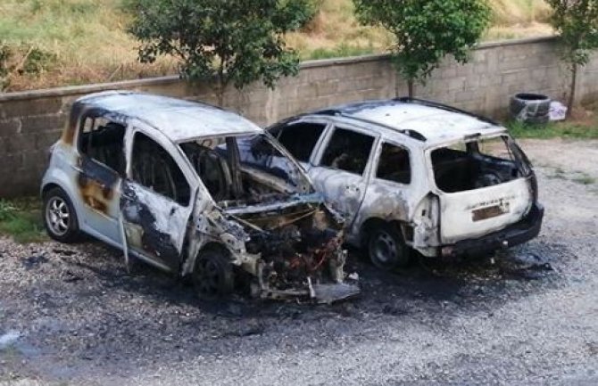 Osvanula dva potpuno izgorjela automobila (FOTO)