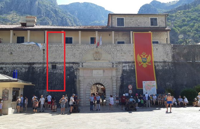 Sa kotorskih bedema ukradena crnogorska zastava