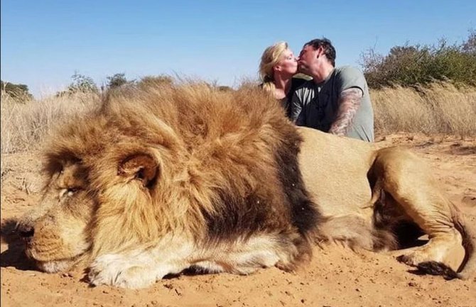 Fotografija bračnog para pored ubijenog lava zgrozila javnost 