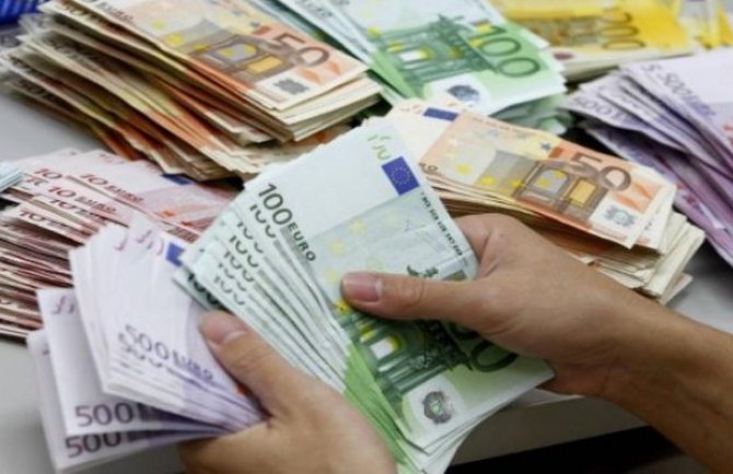 Carinici na Aerodromu Tivat oduzeli 20.200 neprijavljenih eura