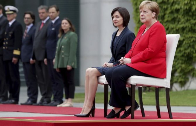 Merkel ponovo sjedjela tokom intoniranja himni