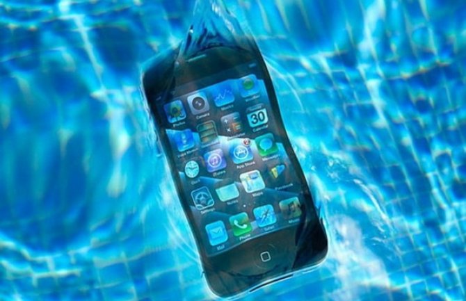 Ako vam ovog ljeta telefon padne u more, evo šta da uradite