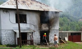Bijelo Polje: Požar na kući nakon eksplozije plinske boce, jedno lice povrijeđeno