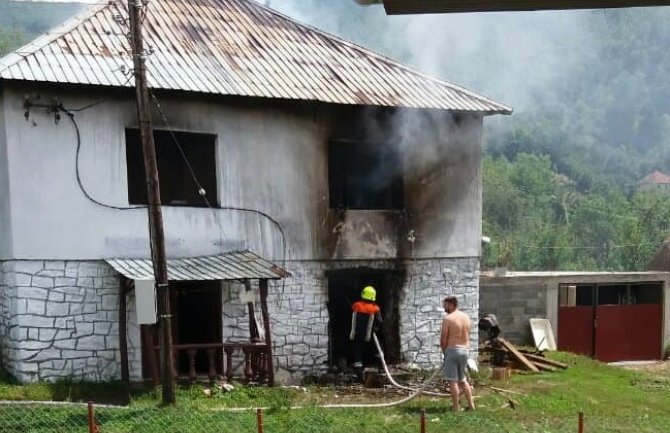Bijelo Polje: Požar na kući nakon eksplozije plinske boce, jedno lice povrijeđeno