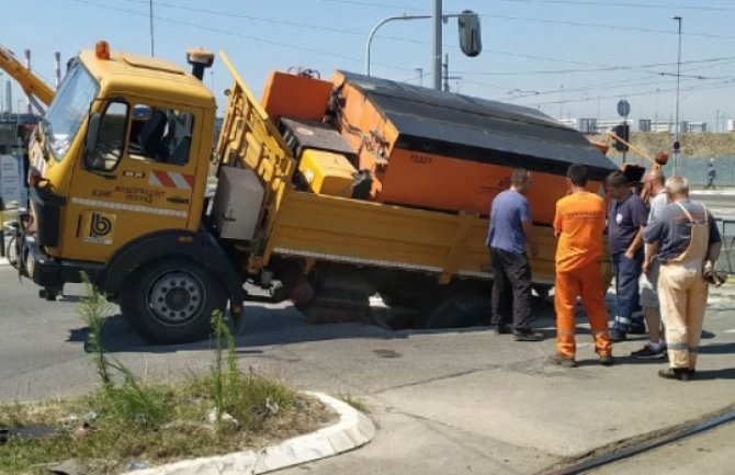 Ironična scena u Beogradu: Kamionu točak upao u ogromnu rupu