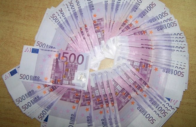 Carinici u džepovima jakne vozača pronašli 72 hiljade eura 