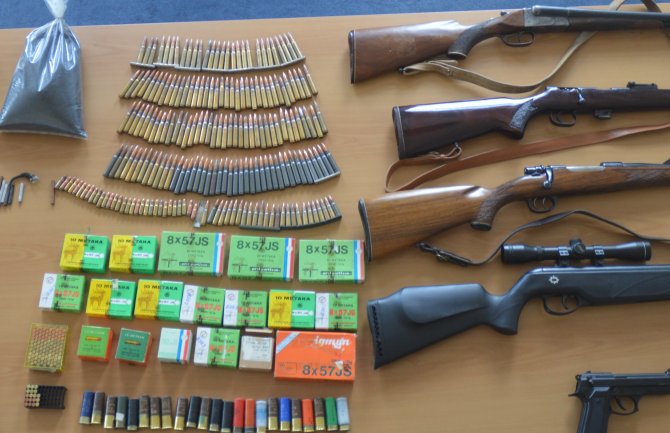 Policija u dva grada pronašla oružje i municiju