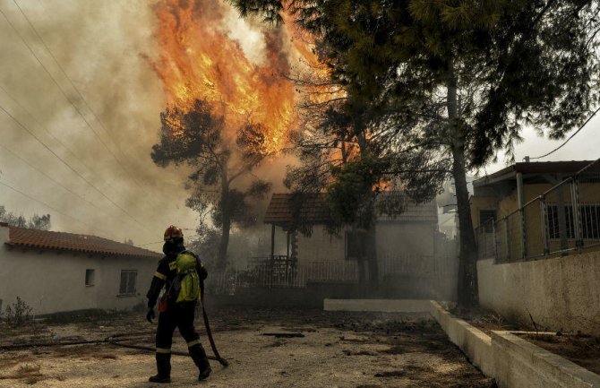  Šumski požar kod Atine ponovo prijeti domovima