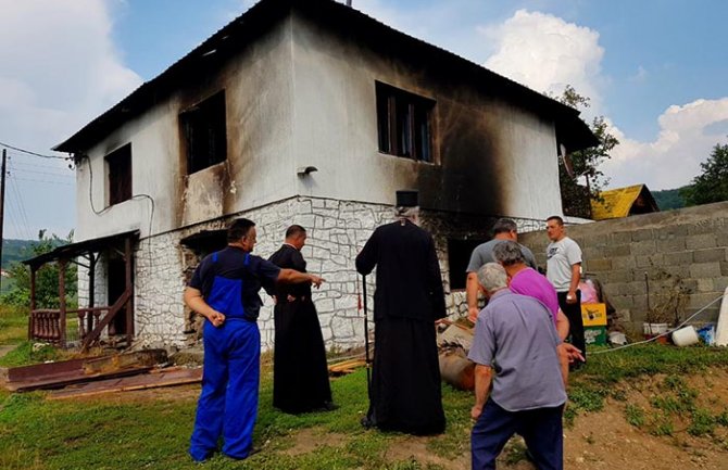 Vladika Joanikije posjetio porodicu Femić nakon požara: Porodica bez ikakvih primanja, u požaru izgubili sve
