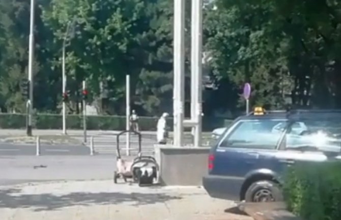 Automobil se sudario sa kombijem, pa udario u klupu na kojoj su bile majka i beba(VIDEO)