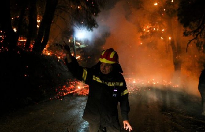 170 vatrogasaca gasilo požar kod Atine, evakuisani i monasi