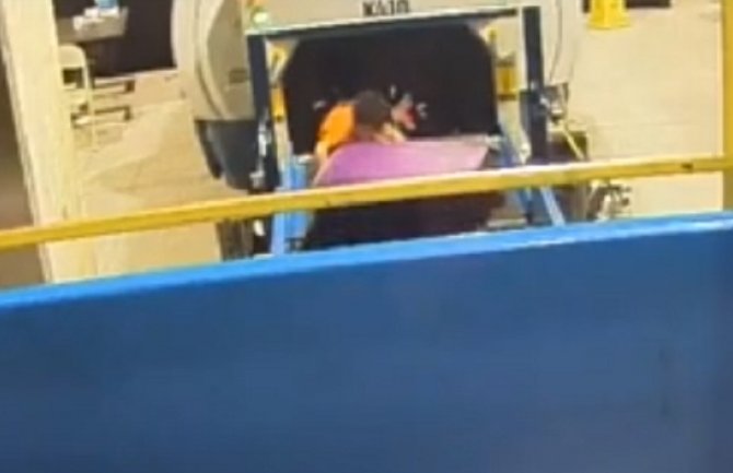 Dramatičan snimak: Dvogodišnjak se popeo na traku pa završio u mašini za skeniranje prtljaga, lakše povrijeđen