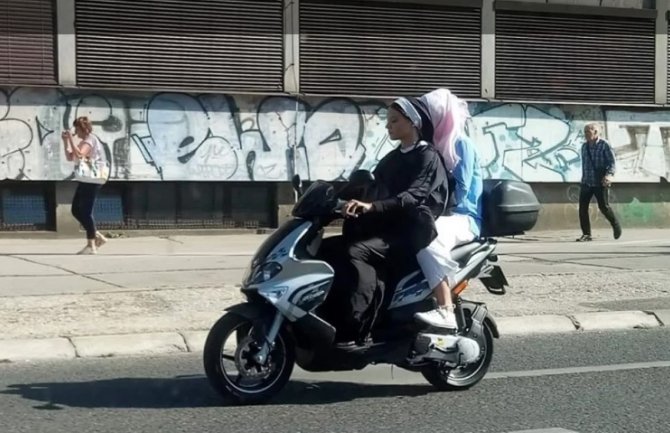 Divna slika iz Sarajeva: Časna sestra i pokrivena djevojka zajedno na skuteru