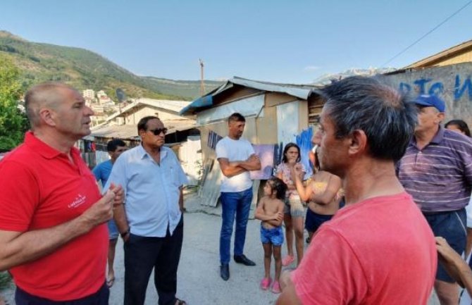 Donirali protivpožarne aparate mještanima naselja 7.jul  u Tivtu