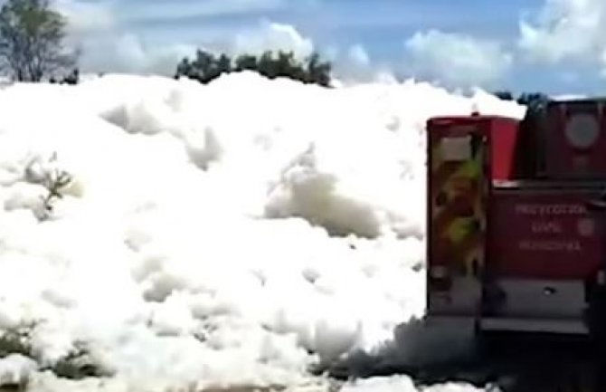 Fotografisao se pored ogromne količine zagađene pjene pa nestao u njoj (VIDEO)