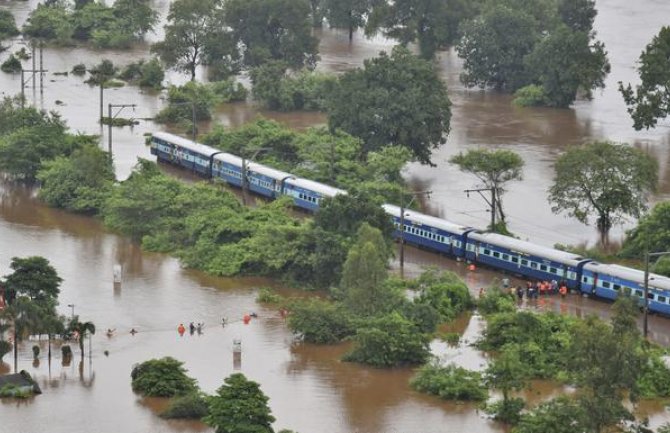 Evakuisano 700 putnika iz poplavljenog voza (VIDEO)