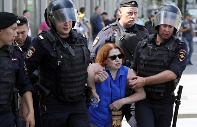 Moskva: Uhapšeno više od 600 ljudi, policija upala u televiziju koja je prenosila protest (VIDEO)