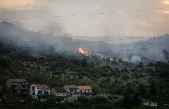 Požar u Šibeniku aktivan i jutros, vatrogasci i mještani odbranili kuće