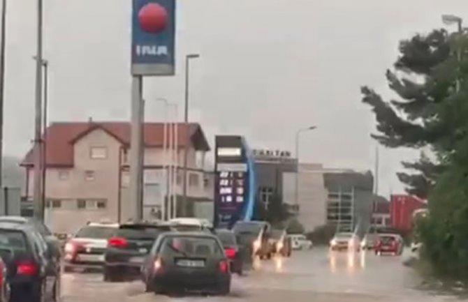 Jaka kiša poplavila ulice Mostara (VIDEO)