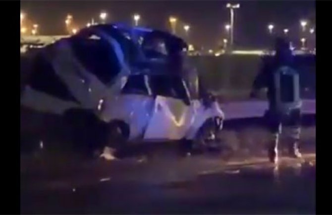 Djevojka poginula kada je pijavica zahvatila i bacila njen auto ka zaštitnoj ogradi (VIDEO)