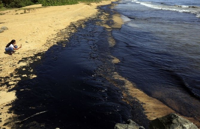 Zaustavljeno širenje naftne mrlje u Pacifiku