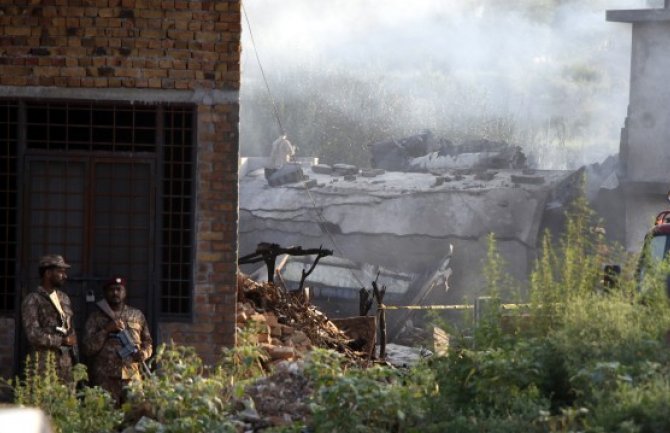 Vojni avion pao u naselje, 17 poginulih