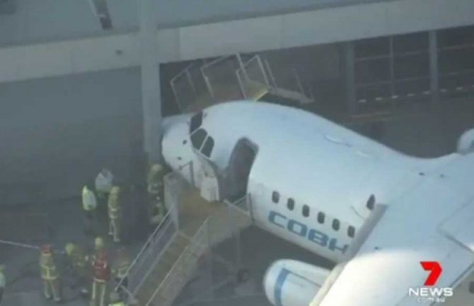 Avion udario u zgradu na aerodromu(VIDEO)