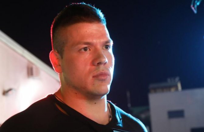 Priveden Sloba Radanović: Više stotina ljudi na nastupu, policija rastjerala goste(VIDEO)