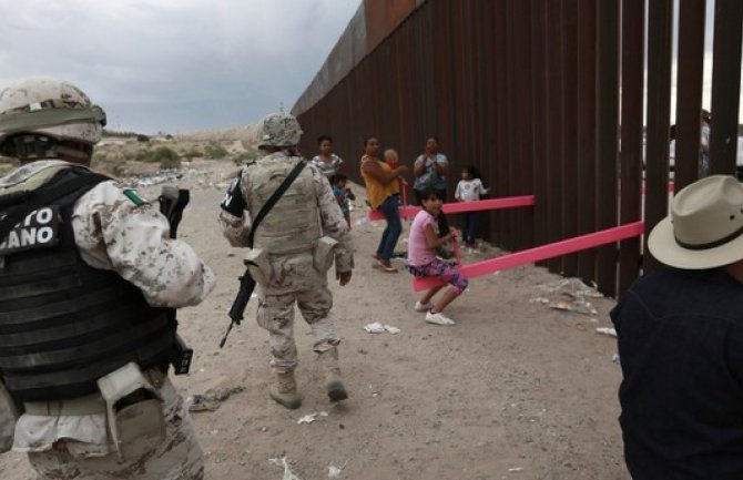 Zid koji razdvaja SAD i Meksiko postao igralište za stare i mlade(VIDEO)